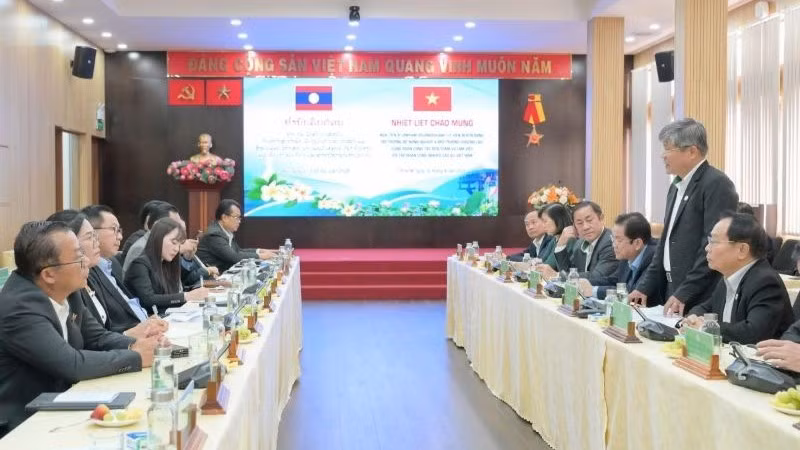 Đại diện Bộ Nông nghiệp và Môi trường Lào và Tập đoàn VRG trao đổi, thảo luận về định hướng hợp tác phát triển ngành cao-su trong thời gian tới.