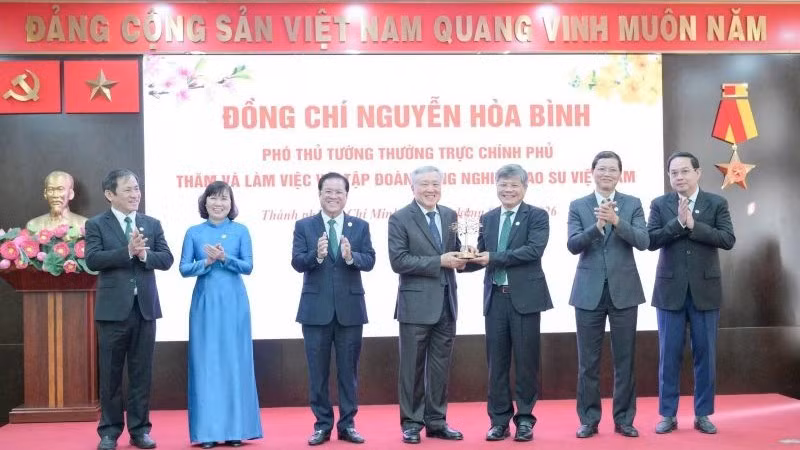 Ông Trần Công Kha, Bí thư Đảng ủy, Chủ tịch VRG tặng biểu trưng cây cao-su cho Phó Thủ tướng Thường trực Chính phủ Nguyễn Hòa Bình.
