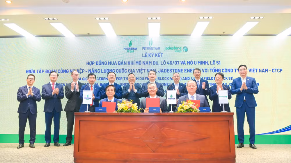 h2-pho-tong-giam-doc-petrovietnam-le-manh-cuong-tong-giam-doc-cong-ty-jadestone-energy-thomas-mitchell-little-pho-tong-giam-doc-pv-gas-huynh-quang-hai-ky-ket-hop-dong-mua-ban-khi-mo-nam-du-u-minh-1.jpg