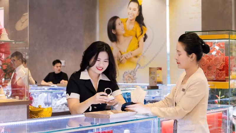 Khách giao dịch vàng tại cửa hàng Công ty cổ phần Vàng bạc đá quý Phú Nhuận (PNJ) trên địa bàn Thành phố Hồ Chí Minh. (Ảnh: THẾ ANH)