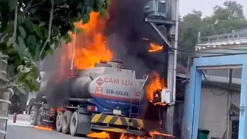 Xe bồn chở xăng bốc cháy dữ dội khi đang lưu thông trên đường Dương Cát Lợi.