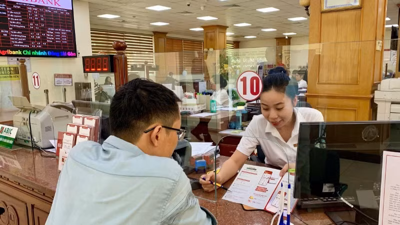 Khách hàng giao dịch tại phòng giao dịch Ngân hàng Agribank tại Thành phố Hồ Chí Minh.