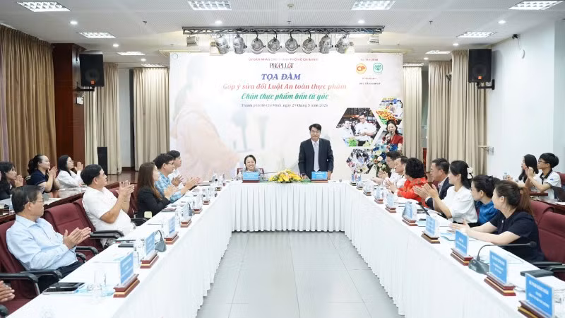 Quang cảnh tọa đàm “Góp ý sửa đổi Luật An toàn thực phẩm: Chặn thực phẩm bẩn từ gốc”. (Ảnh: Thuận Văn)