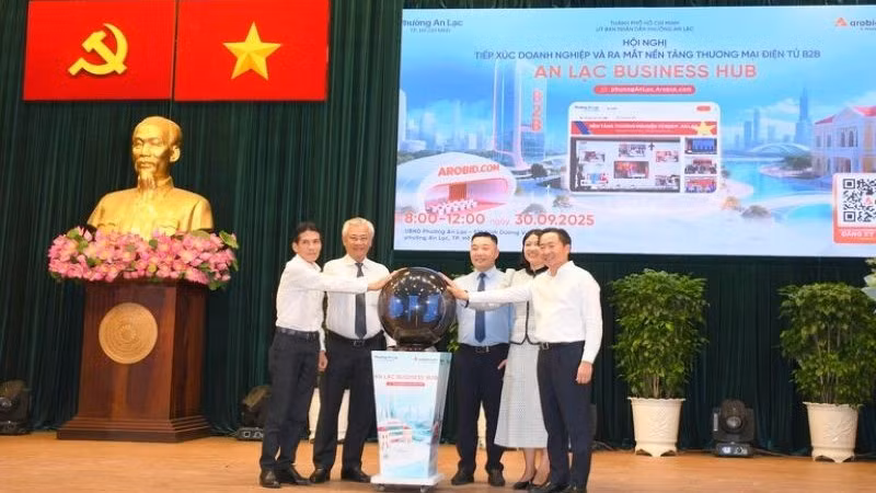 Lãnh đạo phường An Lạc và Công ty Cổ phần Công nghệ Arobid thực hiện nghi thức ra mắt nền tảng thương mại điện tử B2B "An Lạc Business Hub".
