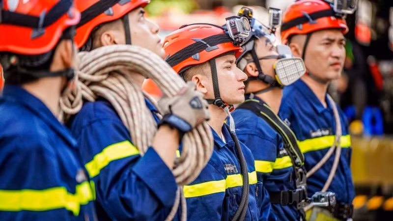 Các "Chiến sĩ quả cảm" chuẩn bị các thiết bị cứu hộ, cứu nạn cần thiết trước khi ra hiện trường vụ cháy.