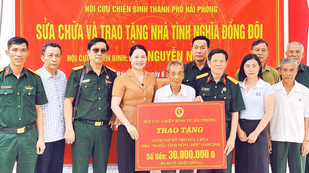 Hội Cựu chiến binh thành phố Hải Phòng trao kinh phí hỗ trợ sửa chữa nhà, tặng cựu chiến binh Nguyễn Ngọc Minh ở xã Đại Sơn. 