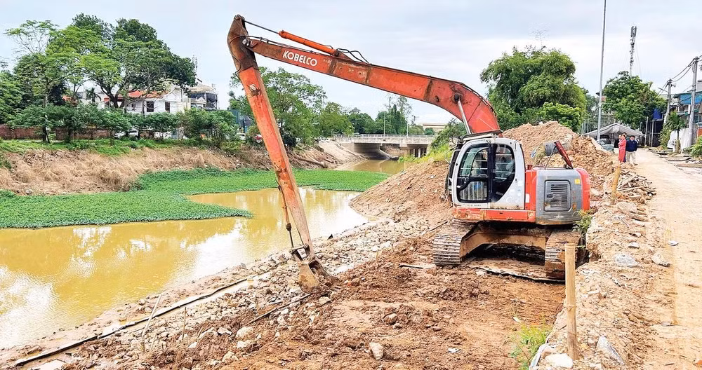 Nhiều tuyến đê được thi công, gia cố nhằm ứng phó thời tiết xấu mùa mưa bão.