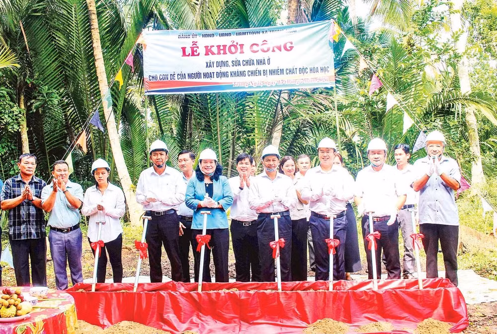 Lãnh đạo tỉnh Vĩnh Long dự lễ khởi công xây nhà ở cho con đẻ của người hoạt động kháng chiến bị nhiễm chất độc hóa học tại xã Trung Ngãi, tỉnh Vĩnh Long. 