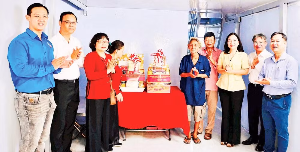 Lãnh đạo Ủy ban Mặt trận Tổ quốc Thành phố Hồ Chí Minh và phường Chợ Quán chúc mừng gia đình ông Trịnh Ngưu vừa đón nhận căn nhà Đại đoàn kết. 