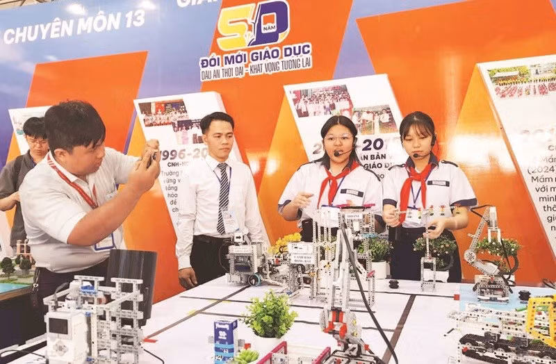 Học sinh trải nghiệm các mô hình giáo dục STEM tại Triển lãm 50 năm đổi mới giáo dục Thành phố Hồ Chí Minh