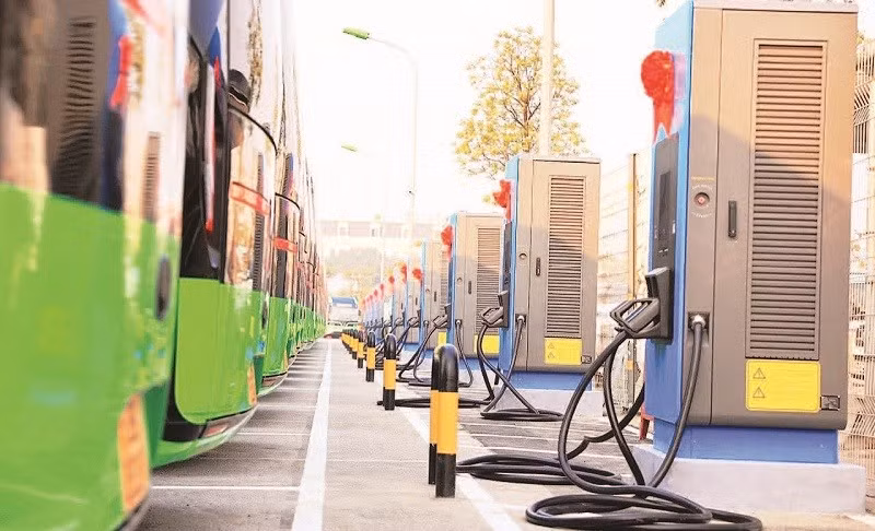 Một khu trạm sạc cho xe buýt điện của Tổng công ty Vận tải Hà Nội. (Ảnh TUẤN LƯƠNG)