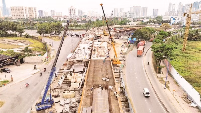 Nhánh cầu N3 thuộc nút giao An Phú khi hoàn thành sẽ góp phần giảm ùn tắc khu vực cảng Cát Lái (Ảnh VÕ LÊ)