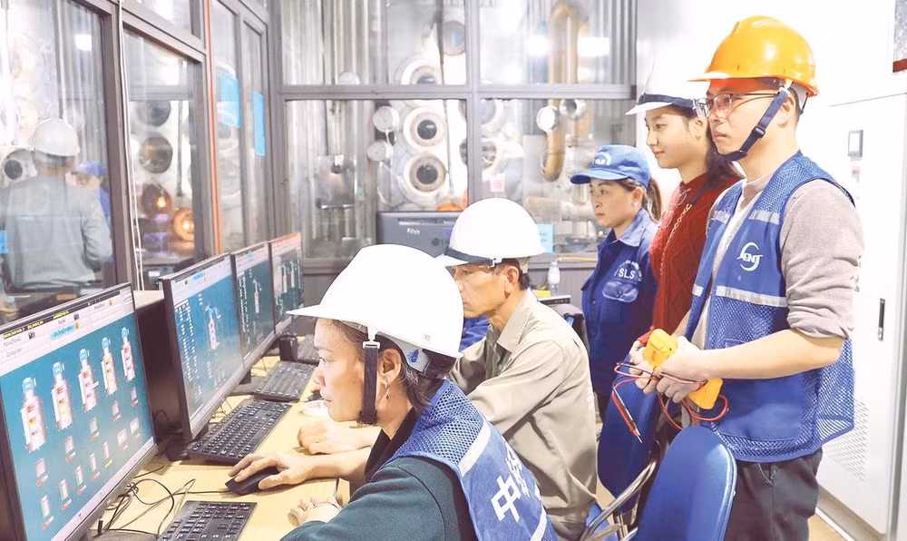 Các chuyên gia Trung Quốc chuyển giao công nghệ cho cán bộ kỹ thuật Công ty cổ phần Mía đường Sơn La. 