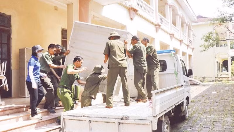 Các lực lượng hỗ trợ di dời thiết bị Trường tiểu học Phú Hòa, xã Lương Tài. 
