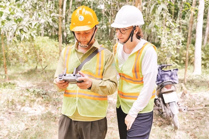 Bà Carina van Weelden (bên phải) khảo sát rừng lâm sinh tại tỉnh Gia Lai.