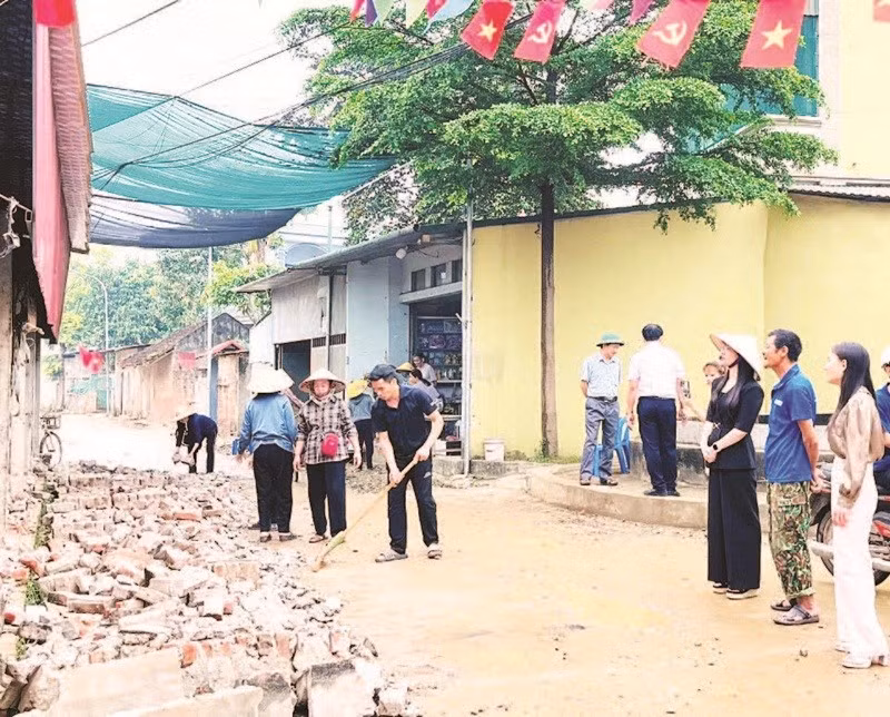 Người dân thôn Trạch Lôi, xã Phúc Thọ tự nguyện phá dỡ tường nhà để mở rộng đường nội thôn.