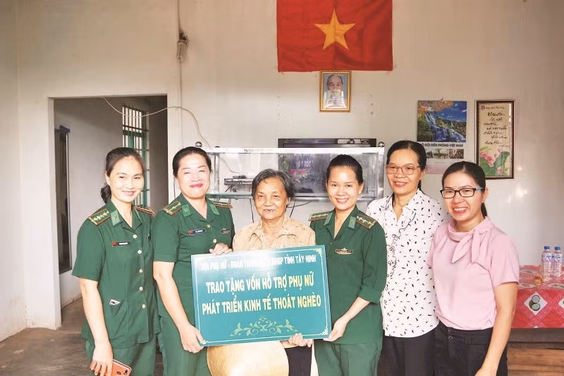 Phụ nữ Bộ đội Biên phòng tỉnh Tây Ninh hỗ trợ vốn giúp hội viên phụ nữ nghèo phát triển kinh tế.