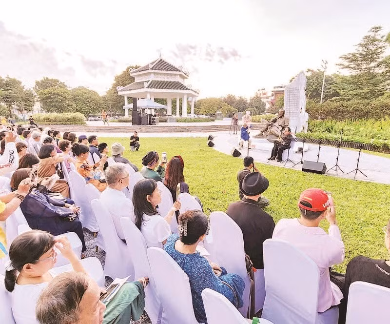 Nghệ sĩ Trần Mạnh Tuấn biểu diễn trong Công viên Trịnh Công Sơn ở Huế.