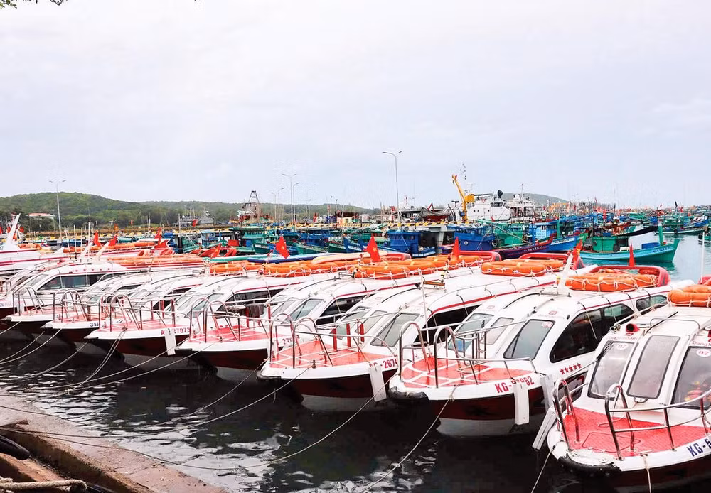 Phương tiện ca-nô chở khách du lịch trên biển ở Phú Quốc.