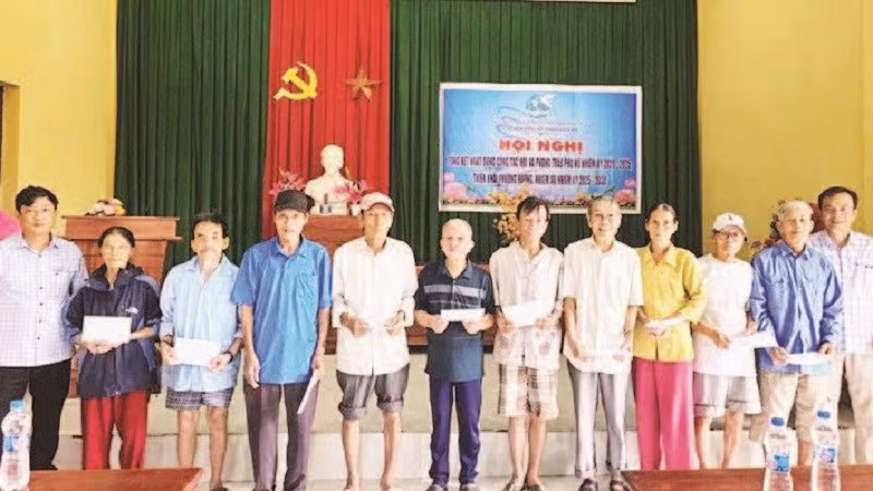 Người dân vùng bị ngập lũ ở xã Nam Hải Lăng (Quảng Trị) nhận quà chia sẻ từ Báo Nhân Dân.