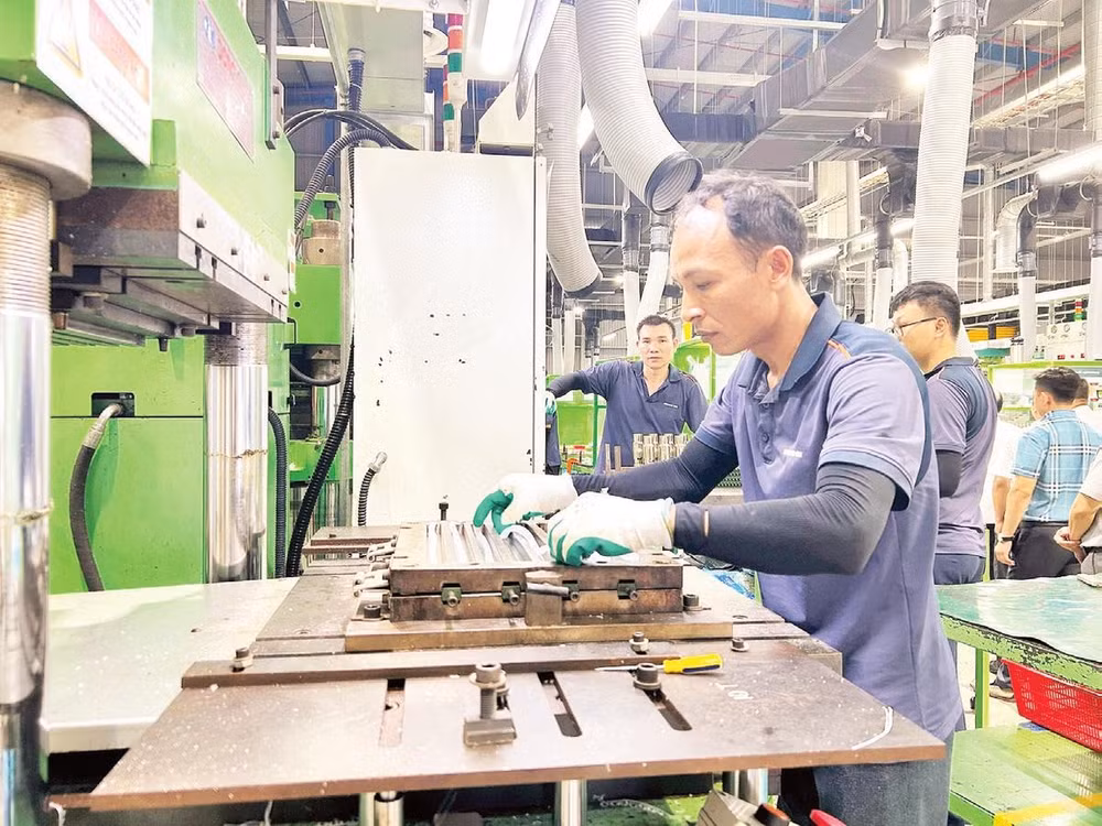 Sản xuất tại một doanh nghiệp trong khu công nghiệp phía bắc tỉnh Hưng Yên. 