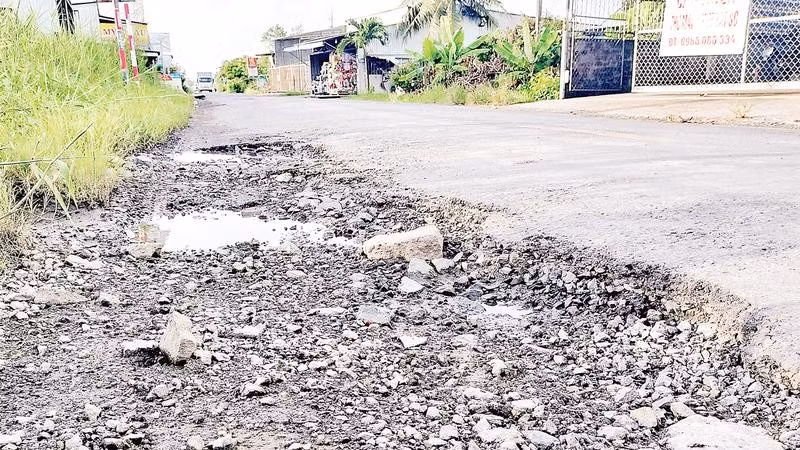 Mặt đường trên tuyến Quốc lộ 63 bong tróc, hư hỏng, xuất hiện nhiều ổ voi, ổ gà. 