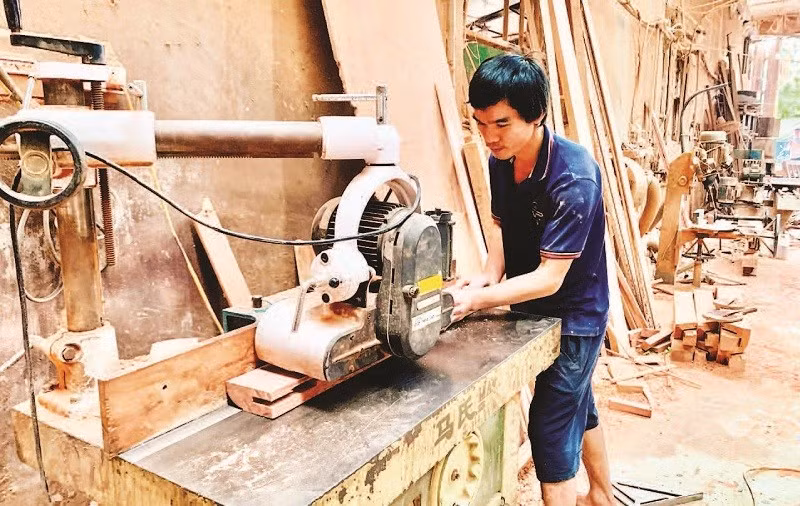 Cơ sở sản xuất đầu tư thiết bị, máy móc vào sản xuất để nâng cao năng suất, chất lượng sản phẩm đồ mộc.