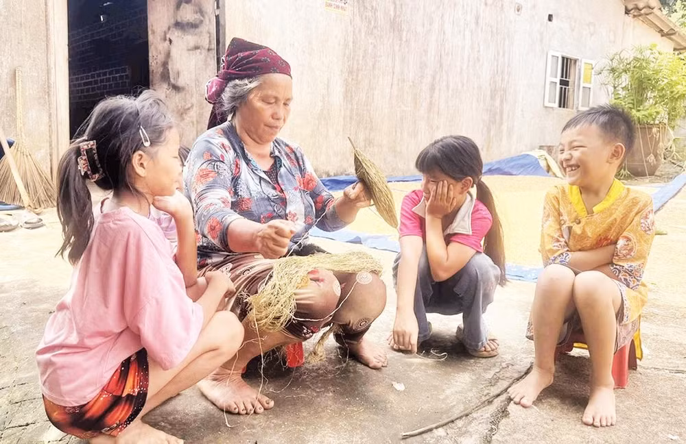 Cây lanh trồng trên núi cao được thu về, phơi khô, tước thành sợi nhỏ. 