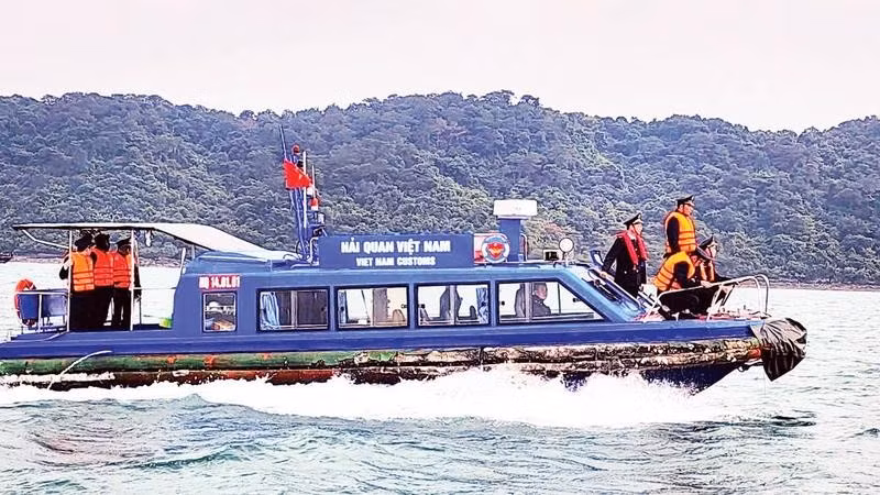 Hải quan cửa khẩu cảng Vạn Gia tuần tra, kiểm soát ngăn chặn hoạt động buôn lậu trên biển. 