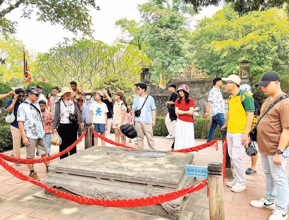 Du khách trong nước và quốc tế tham quan bảo vật quốc gia tại Ninh Bình. 