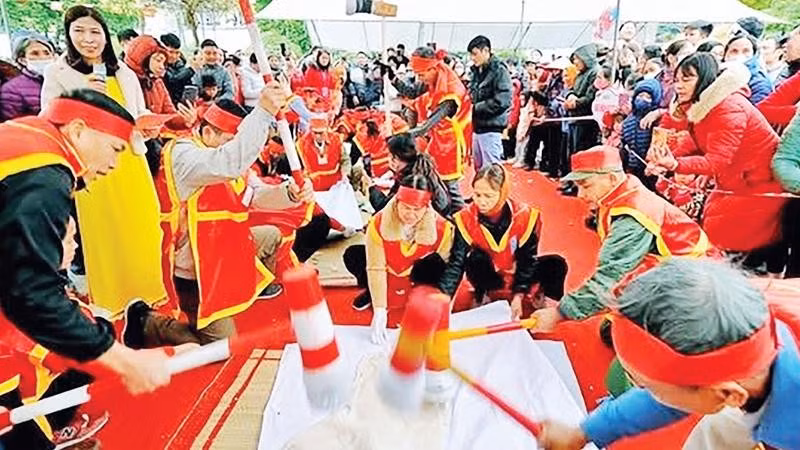 Hội thi giã bánh giầy tại Lễ hội truyền thống đền Cao. 
