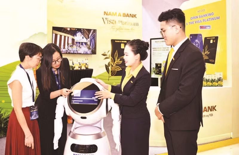 Khách hàng trải nghiệm các giải pháp số hóa và tăng cường bảo mật tài khoản của Ngân hàng Nam Á.