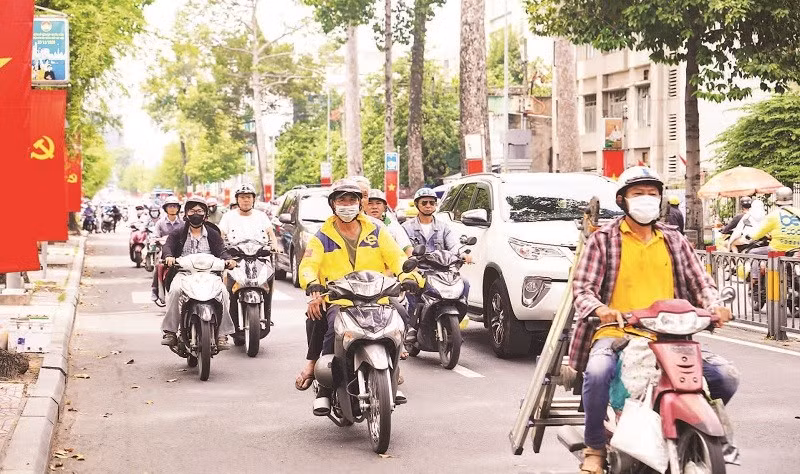 Xe gắn máy lưu thông ở khu vực trung tâm Thành phố Hồ Chí Minh. (Ảnh THẾ ANH)