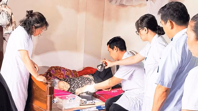 Khám sức khỏe tại nhà cho Mẹ Việt Nam Anh hùng Nguyễn Thị Mẳn ở thôn Xuân Mang, xã Lai Khê, Hải Phòng (Ảnh TRẦN HIỀN) 