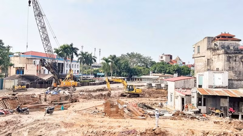 Thi công đường kết nối cây cầu với phố Ngô Gia Tự, phường Việt Hưng, Hà Nội.