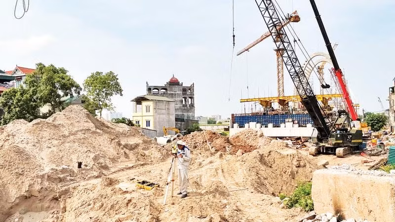 Khảo sát, đo đạc để phục vụ công tác thi công đường dẫn lên cầu phía bắc sông Đuống.