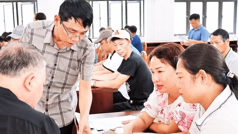 Lãnh đạo đặc khu Cát Hải trao đổi với người dân các nội dung liên quan việc chuyển đổi phương tiện (Ảnh QUỐC VINH)