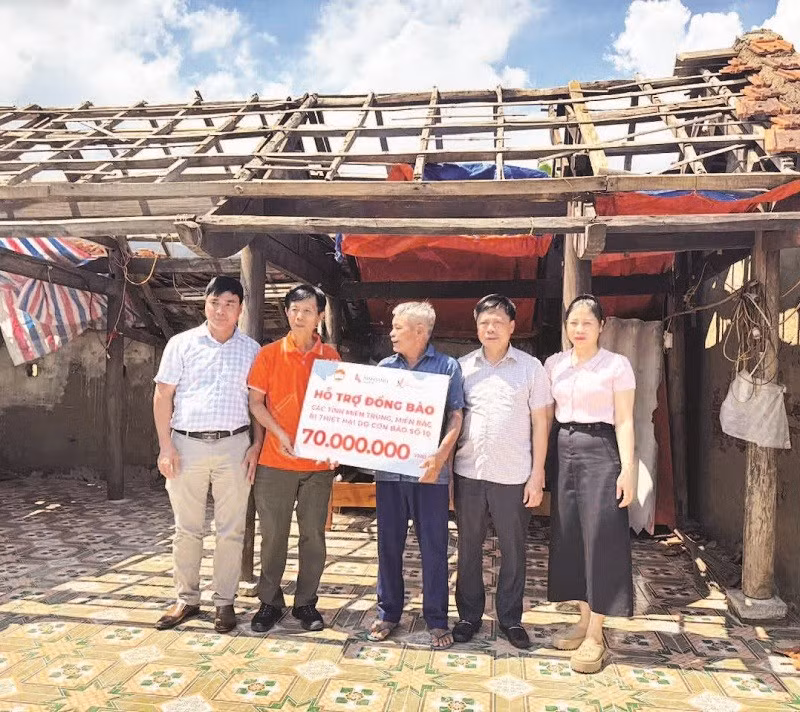 Văn phòng đại diện Báo Nhân Dân tại Hà Tĩnh, Nghệ An, Thanh Hóa kết nối, với nhiều tổ chức, cá nhân, trao tặng hơn 4,2 tỷ đồng hỗ trợ người dân khắc phục hậu quả bão số 10.