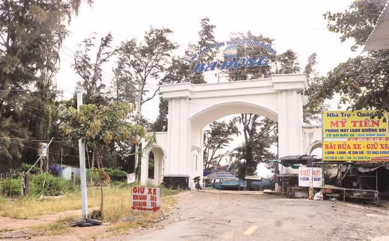 Khu vực Cổng chào khu du lịch biển Ba Động, phường Trường Long Hòa.