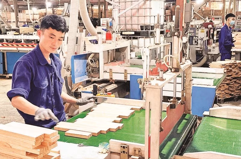 Công nhân Doanh nghiệp tư nhân Đăng Khoa (xã Trấn Yên, tỉnh Lào Cai) hoàn thiện sản phẩm. (Ảnh QUANG THIỀU)