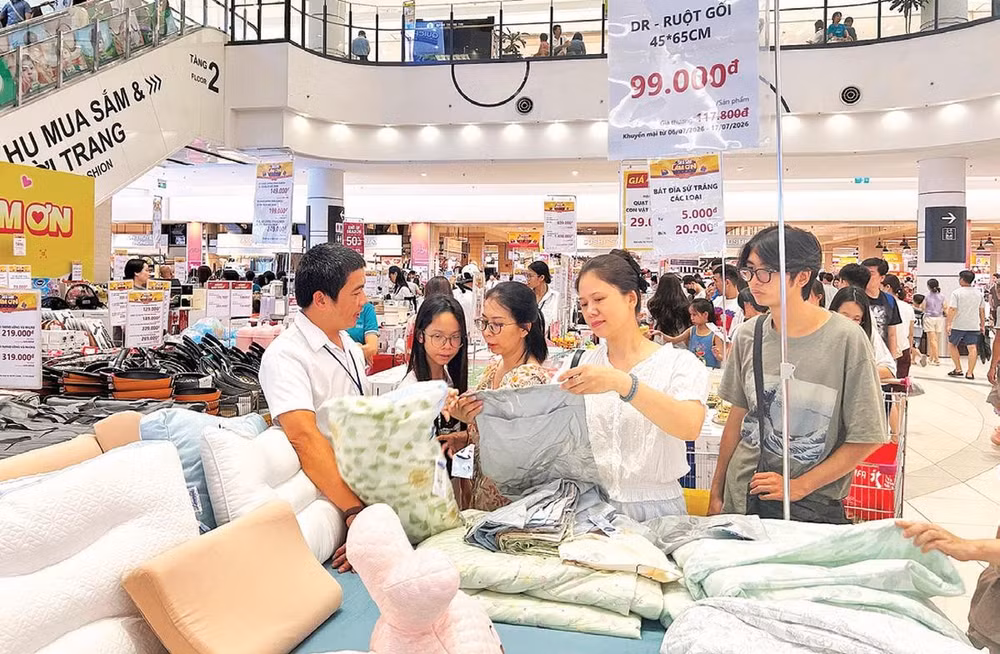 Doanh thu bán lẻ và dịch vụ tăng cao phản ánh sự phục hồi của nền kinh tế (Ảnh VIỆT HƯNG)