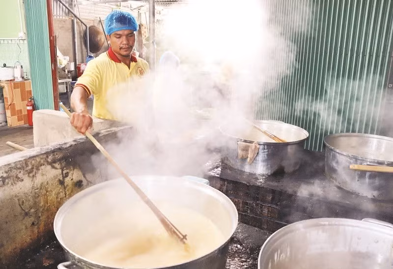 Công nhân người Khmer nấu đường thốt nốt truyền thống.
