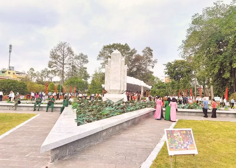 Đại biểu và nhân dân viếng, tham quan Khu di tích Nguyễn Sinh Sắc.