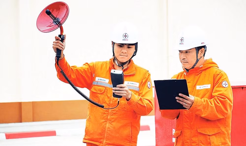 Điện lực Lào Cai tích cực ứng dụng công nghệ thông tin và chuyển đổi số vào quản lý vận hành lưới điện. 