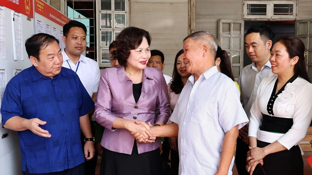 Những người ứng cử đại biểu Quốc hội Việt Nam khóa XVI trao đổi với cử tri tại Đơn vị bầu cử số 3, xã Mường Cơi và xã Mường Bang. 