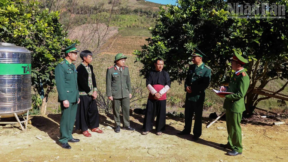 Lực lượng công an Sơn La phối hợp với các Đồn Biên phòng Sơn La tuyên truyền, vận động người dân khu vực biên giới giao nộp vũ khí tự chế.