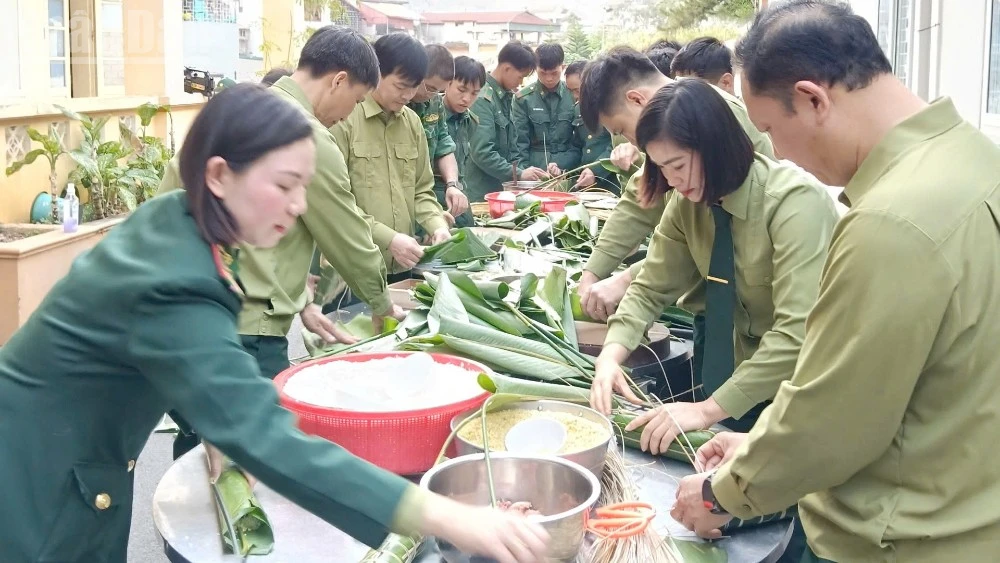 Các phòng, ban (trực thuộc Ban Chỉ huy Bộ đội Biên phòng tỉnh Sơn La) tổ chức gói bánh chưng.