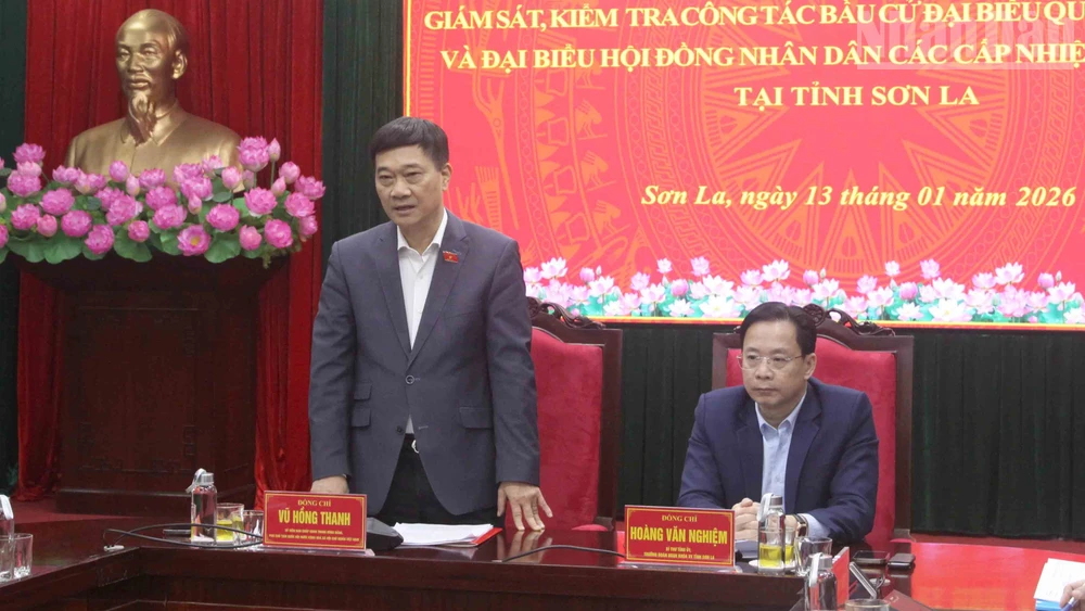 Đồng chí Vũ Hồng Thanh, Ủy viên Trung ương Đảng, Phó Chủ tịch Quốc hội phát biểu tại cuộc làm việc với tỉnh Sơn La.