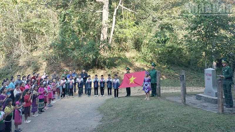 Cán bộ, chiến sĩ Đồn Biên phòng Mường Lạn tổ chức “Tiết học biên cương” cho các cháu học sinh trường phổ thông dân tộc bán trú và tiểu học Mường Lạn chào cờ tại cột mốc 187.