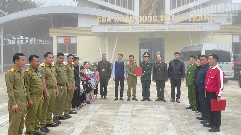 Các lực lượng chức năng tổ chức tiếp nhận hộ dân gồm 9 nhân khẩu là công dân xã Chiềng Khoong, tỉnh Sơn La.